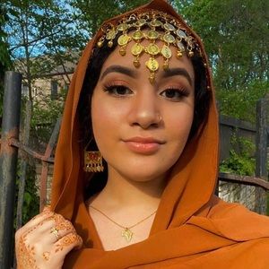 Meet your Posher, Nadia